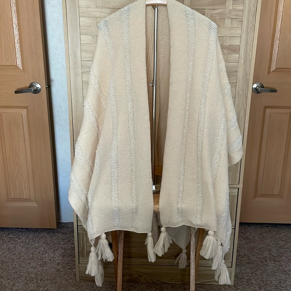 NWOT Serra polyester cream poncho wrap with tassels along bottom, super soft